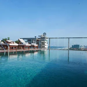 Отель Sofiana My Khe & Spa- Rooftop Pool Bar, Дананг